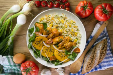 Tavuk, hurma salatası ve pilavla kombinasyon tabağı. Noel süslemeleri ile en üstteki görünüm masası.