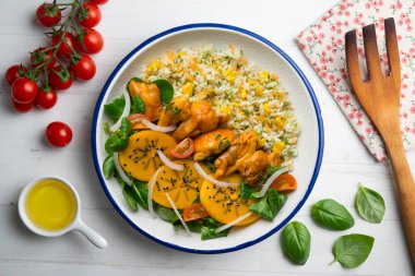 Tavuk, hurma salatası ve pilavla kombinasyon tabağı. Noel süslemeleri ile en üstteki görünüm masası.