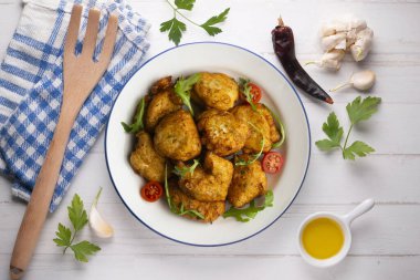 Morina böreği, geleneksel İspanyol tapası. Noel süslemeli en iyi manzara masası.