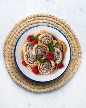 Nutella ve şam fıstığı dolu börekler. Noel süslemeleri ile en üstteki görünüm masası.