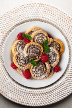 Nutella ve şam fıstığı dolu börekler. Noel süslemeleri ile en üstteki görünüm masası.