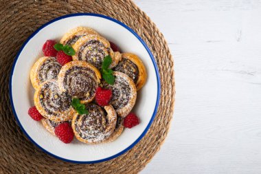 Nutella ve şam fıstığı dolu börekler. Noel süslemeleri ile en üstteki görünüm masası.