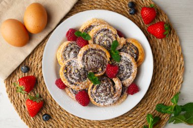 Nutella ve şam fıstığı dolu börekler. Noel süslemeleri ile en üstteki görünüm masası.