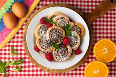 Nutella ve şam fıstığı dolu börekler. Noel süslemeleri ile en üstteki görünüm masası.