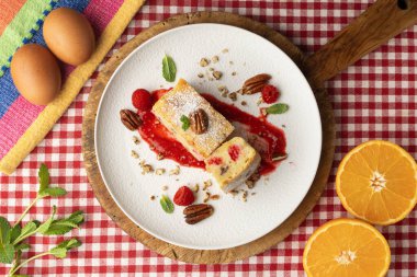 Cevizli, ahududulu, beyaz çikolatalı kek. Noel süslemeleri ile birlikte en üstteki masa..