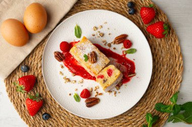 Cevizli, ahududulu, beyaz çikolatalı kek. Noel süslemeleri ile birlikte en üstteki masa..