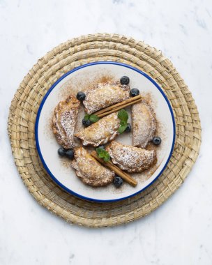 Elma ve tarçınla dolu tatlı börekler. Noel süslemeleri ile en üstteki görünüm masası.