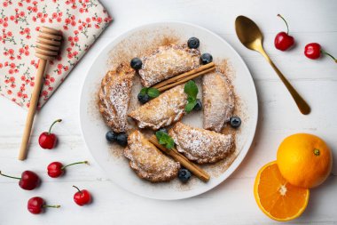 Elma ve tarçınla dolu tatlı börekler. Noel süslemeleri ile en üstteki görünüm masası.
