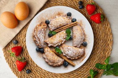 Elma ve tarçınla dolu tatlı börekler. Noel süslemeleri ile en üstteki görünüm masası.