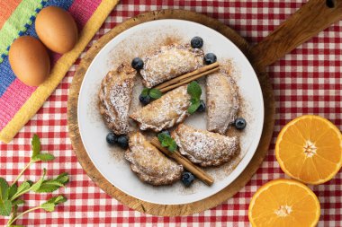 Elma ve tarçınla dolu tatlı börekler. Noel süslemeleri ile en üstteki görünüm masası.