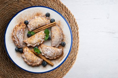 Elma ve tarçınla dolu tatlı börekler. Noel süslemeleri ile en üstteki görünüm masası.