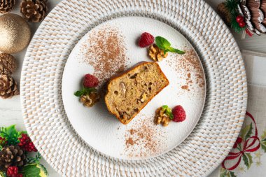 Muzlu ekmek, cevizli muzlu kek. Noel süslemeleri ile en üstteki görünüm masası.