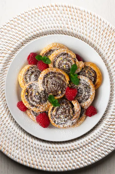 Nutella ve şam fıstığı dolu börekler. Noel süslemeleri ile en üstteki görünüm masası.