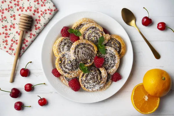 Nutella ve şam fıstığı dolu börekler. Noel süslemeleri ile en üstteki görünüm masası.