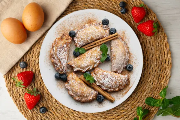 Elma ve tarçınla dolu tatlı börekler. Noel süslemeleri ile en üstteki görünüm masası.