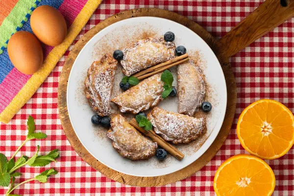 Elma ve tarçınla dolu tatlı börekler. Noel süslemeleri ile en üstteki görünüm masası.