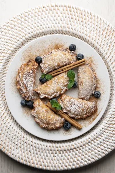 Elma ve tarçınla dolu tatlı börekler. Noel süslemeleri ile en üstteki görünüm masası.