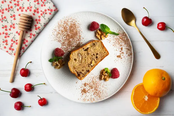 Muzlu ekmek, cevizli muzlu kek. Noel süslemeleri ile en üstteki görünüm masası.