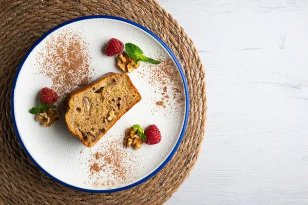 Muzlu ekmek, cevizli muzlu kek. Noel süslemeleri ile en üstteki görünüm masası.