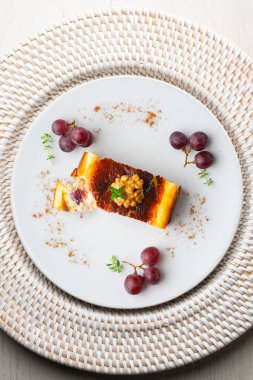 Üzümlü cheesecake. Noel süslemeleri ile en üstteki görünüm masası.