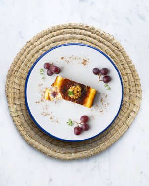 Üzümlü cheesecake. Noel süslemeleri ile en üstteki görünüm masası.