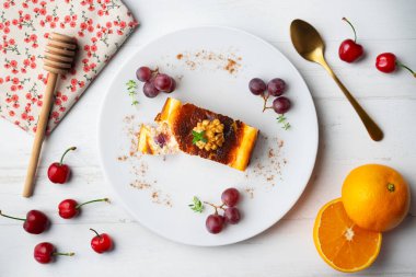 Üzümlü cheesecake. Noel süslemeleri ile en üstteki görünüm masası.