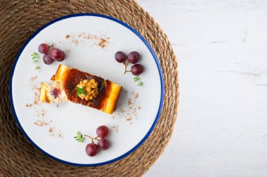 Üzümlü cheesecake. Noel süslemeleri ile en üstteki görünüm masası.