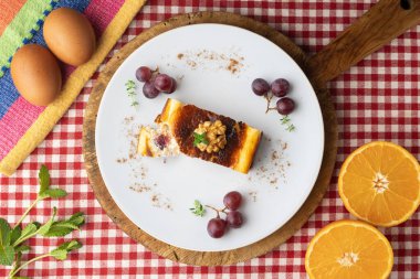 Üzümlü cheesecake. Noel süslemeleri ile en üstteki görünüm masası.