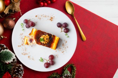 Üzümlü cheesecake. Noel süslemeleri ile en üstteki görünüm masası.