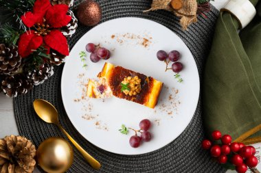 Üzümlü cheesecake. Noel süslemeleri ile en üstteki görünüm masası.