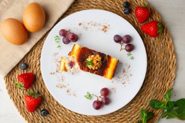 Üzümlü cheesecake. Noel süslemeleri ile en üstteki görünüm masası.