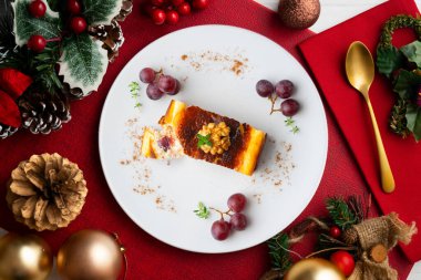 Üzümlü cheesecake. Noel süslemeleri ile en üstteki görünüm masası.