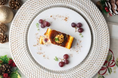 Üzümlü cheesecake. Noel süslemeleri ile en üstteki görünüm masası.