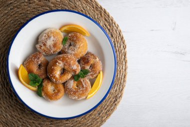 İspanyol kızartılmış anason çörekleri. Noel süslemeleri ile en üstteki görünüm masası.