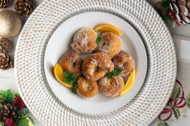 İspanyol kızartılmış anason çörekleri. Noel süslemeleri ile en üstteki görünüm masası.