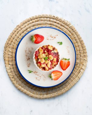 Bireysel fırında pişmiş çilek parçaları. Noel süslemeleri ile en üstteki görünüm masası.