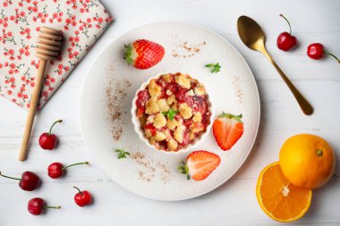 Bireysel fırında pişmiş çilek parçaları. Noel süslemeleri ile en üstteki görünüm masası.