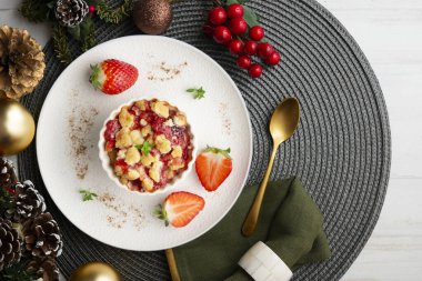 Bireysel fırında pişmiş çilek parçaları. Noel süslemeleri ile en üstteki görünüm masası.