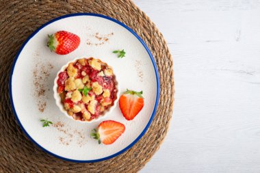Bireysel fırında pişmiş çilek parçaları. Noel süslemeleri ile en üstteki görünüm masası.