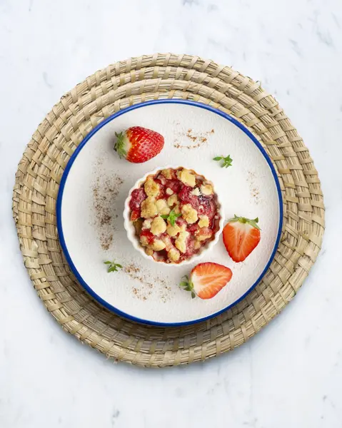 Bireysel fırında pişmiş çilek parçaları. Noel süslemeleri ile en üstteki görünüm masası.