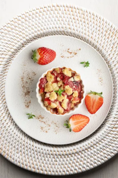 Bireysel fırında pişmiş çilek parçaları. Noel süslemeleri ile en üstteki görünüm masası.