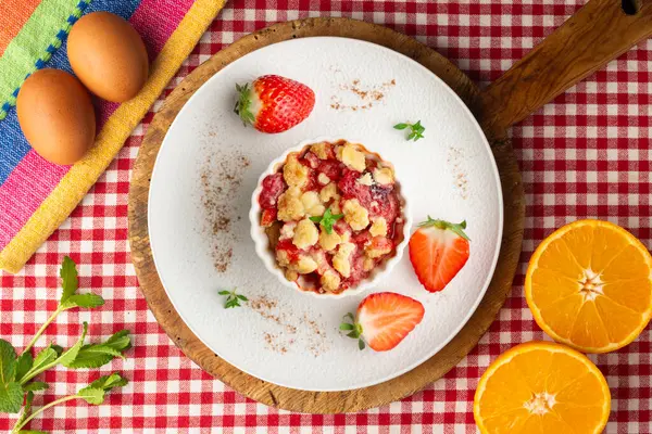 Bireysel fırında pişmiş çilek parçaları. Noel süslemeleri ile en üstteki görünüm masası.