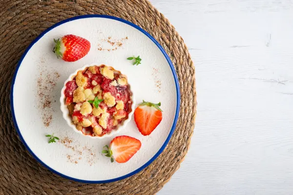 Bireysel fırında pişmiş çilek parçaları. Noel süslemeleri ile en üstteki görünüm masası.