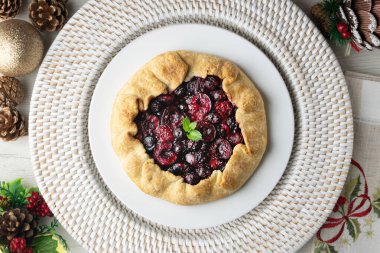 Kırmızı çilekli turta, kiraz, ahududu ve böğürtlenli. Noel süslemeli en iyi manzara masası.