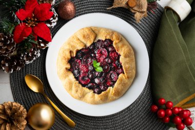 Kırmızı çilekli turta, kiraz, ahududu ve böğürtlenli. Noel süslemeli en iyi manzara masası.