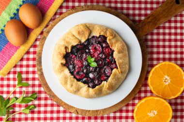 Kırmızı çilekli turta, kiraz, ahududu ve böğürtlenli. Noel süslemeli en iyi manzara masası.