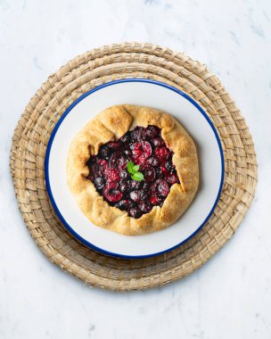 Kırmızı çilekli turta, kiraz, ahududu ve böğürtlenli. Noel süslemeli en iyi manzara masası.