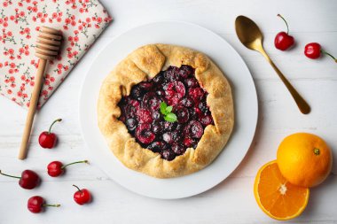 Kırmızı çilekli turta, kiraz, ahududu ve böğürtlenli. Noel süslemeli en iyi manzara masası.
