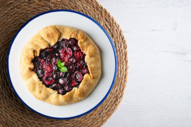 Kırmızı çilekli turta, kiraz, ahududu ve böğürtlenli. Noel süslemeli en iyi manzara masası.