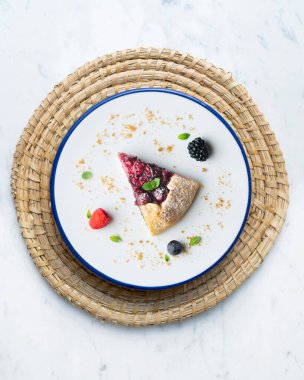 Kırmızı çilekli turta, kiraz, ahududu ve böğürtlenli. Noel süslemeli en iyi manzara masası.